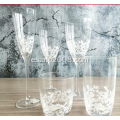 Diseño de flores Conjunto de copa de vino transparente
